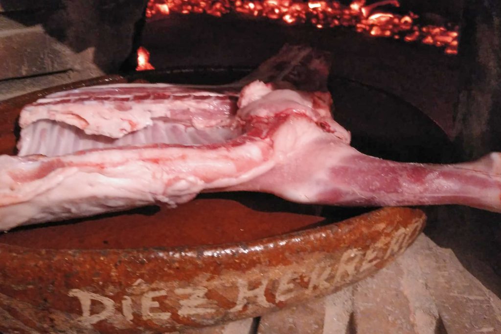 Lechazo en el horno para su venta en Carnicería Díez Herrero